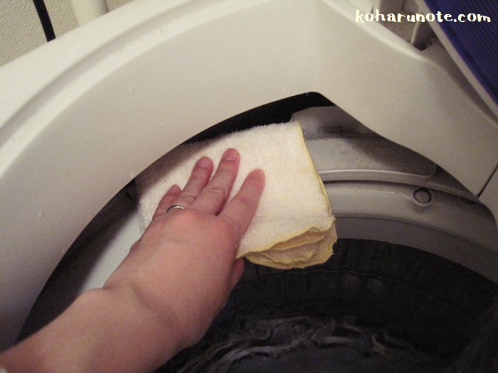 雑巾で洗濯機を拭き掃除