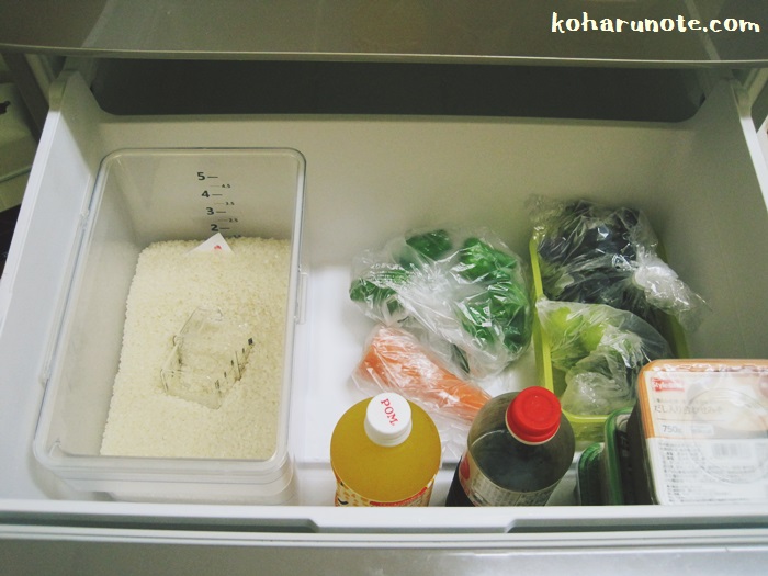 冷蔵庫の野菜室に米びつを収納